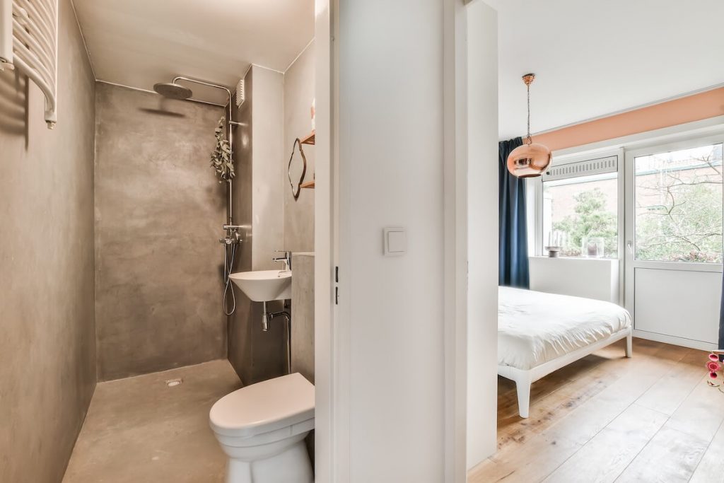 industrialna mała łazienka