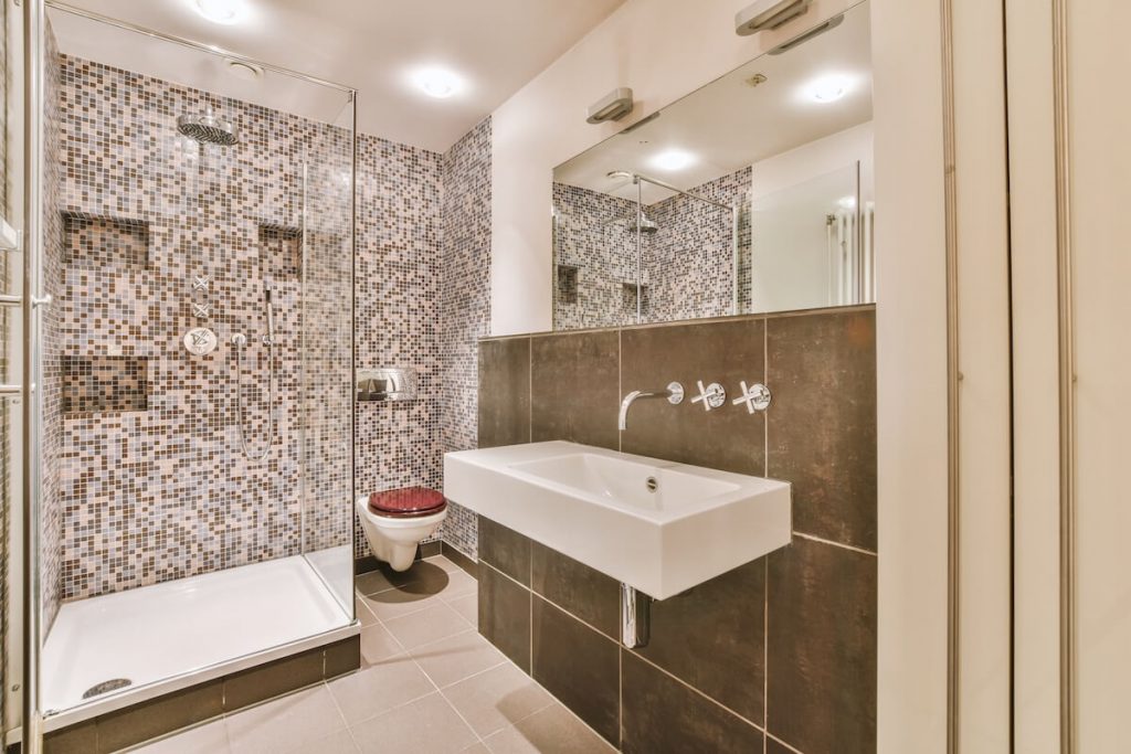 mała kwadratowa łazienka